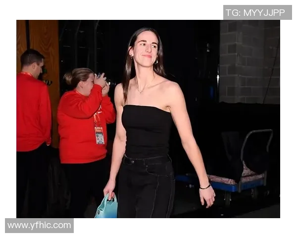 足球球星时尚穿搭大赏:外套搭配展现个人魅力与运动风尚